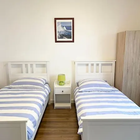 Easy To Dusseldorf Messe And Airport, 2 Bedrooms, With Kitchen, Garden Apartment Duisburg