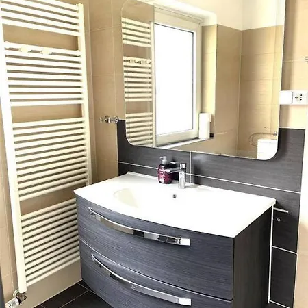 Easy To Dusseldorf Messe And Airport, 2 Bedrooms, With Kitchen, Garden Apartment Duisburg