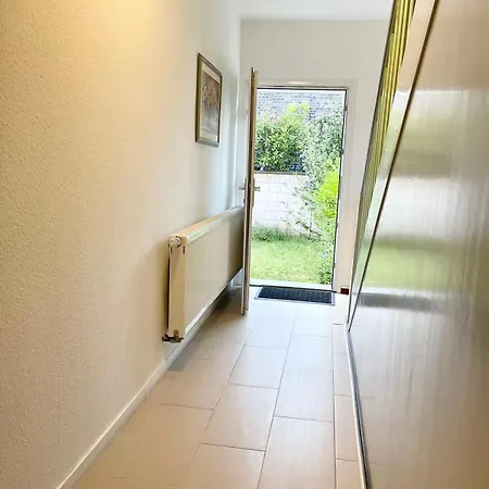 Easy To Dusseldorf Messe And Airport, 2 Bedrooms, With Kitchen, Garden Duisburg